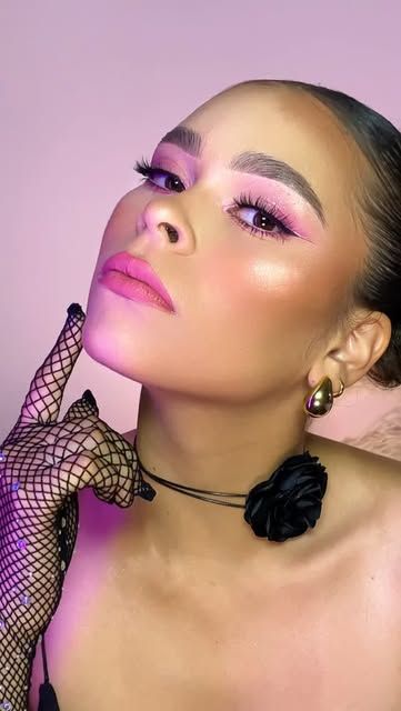 Maquillaje en rosado intenso con accesorios dorados. Ver publicación en Instagram.