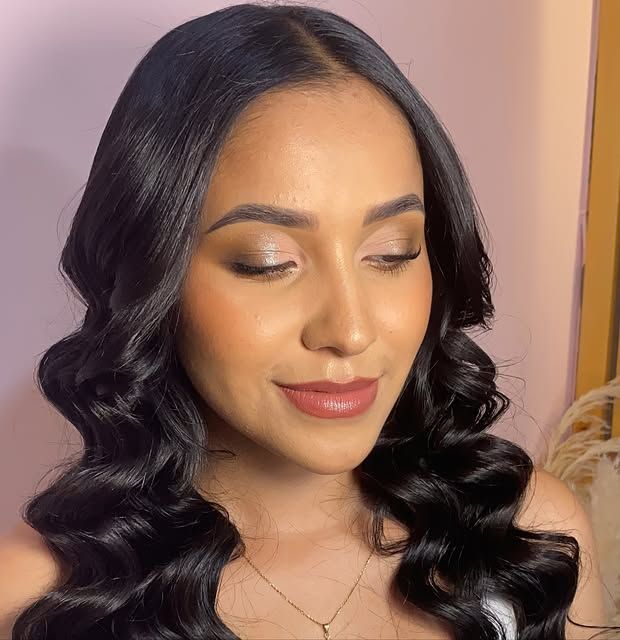 Maquillaje social en tonos dorados con ondas marcadas en cabello oscuro.
