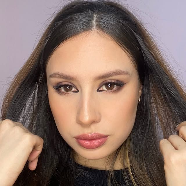 Ahumado marrón con delineado y labios nude.