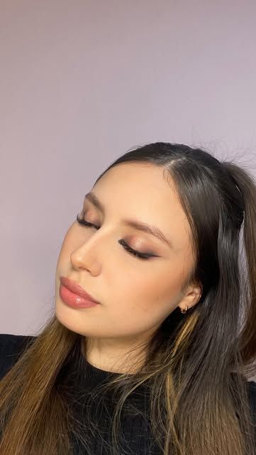 Maquillaje glam con ondas en cabello oscuro. Ver publicación en Instagram.